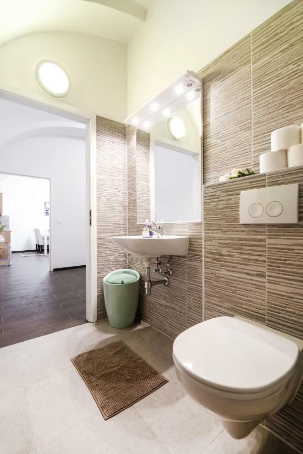 3 * Viena